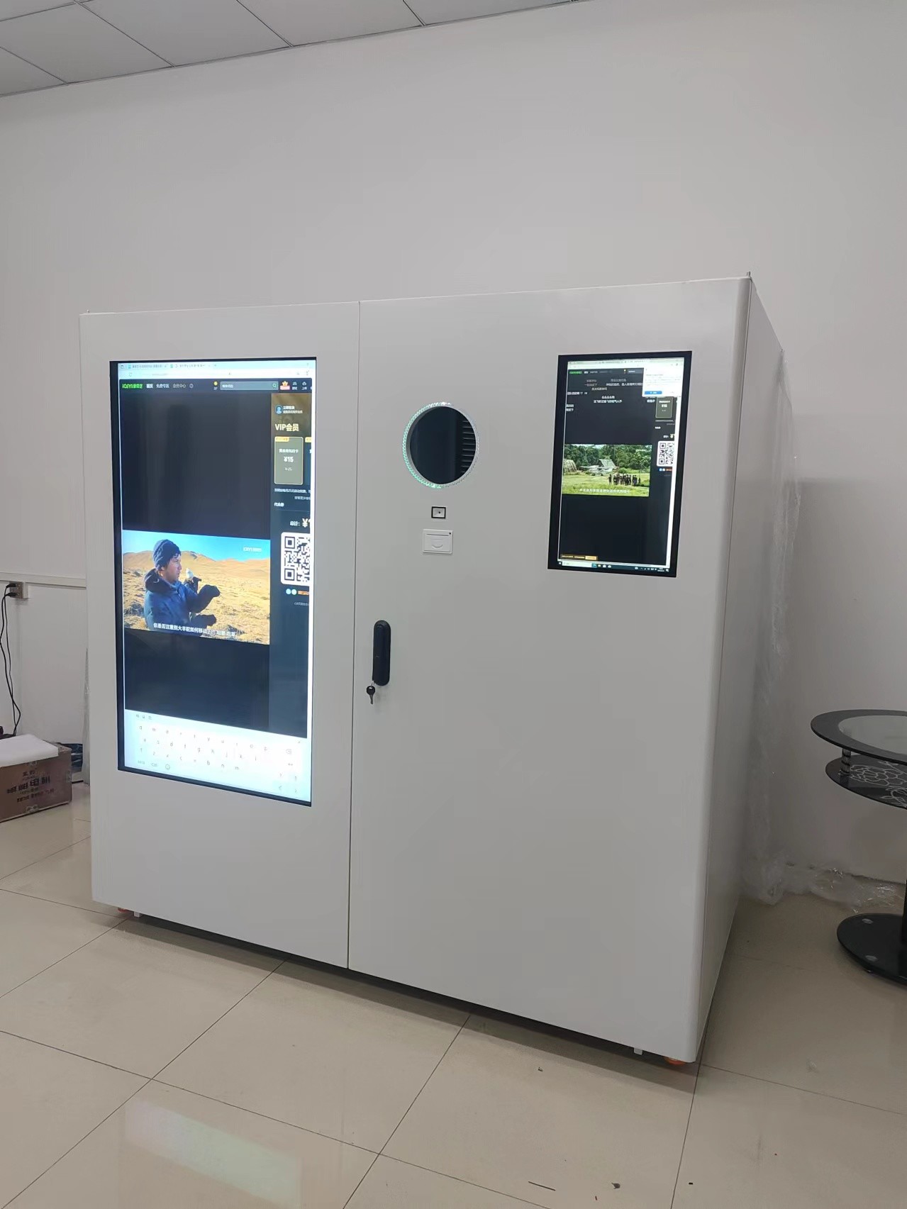ultimo caso aziendale circa Distributore automatico di bottiglie e lattine per supermercato semi-esterno RVM